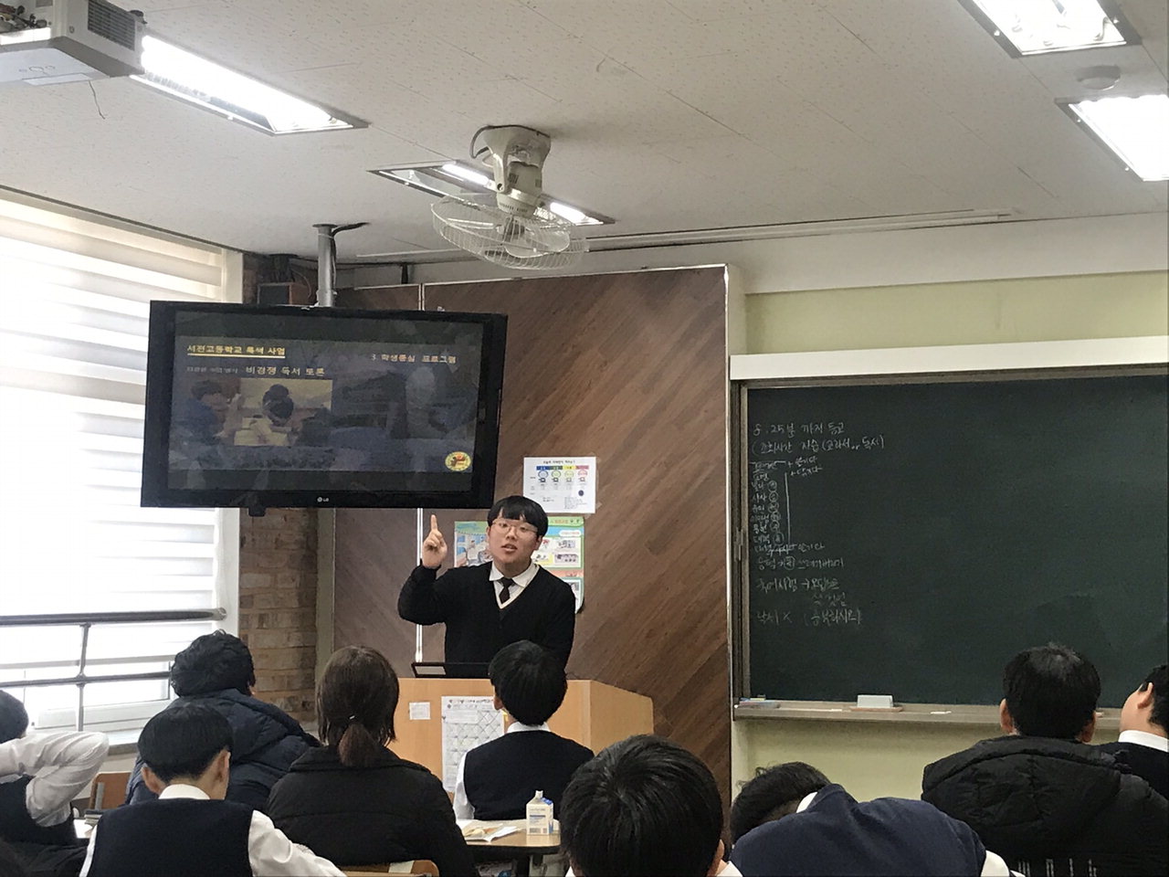 또래강사인 서전고등학교 이석호(2년)군이 지난달 22일 이월중학교 후배들에게 진로교육을 실시하고 있다.