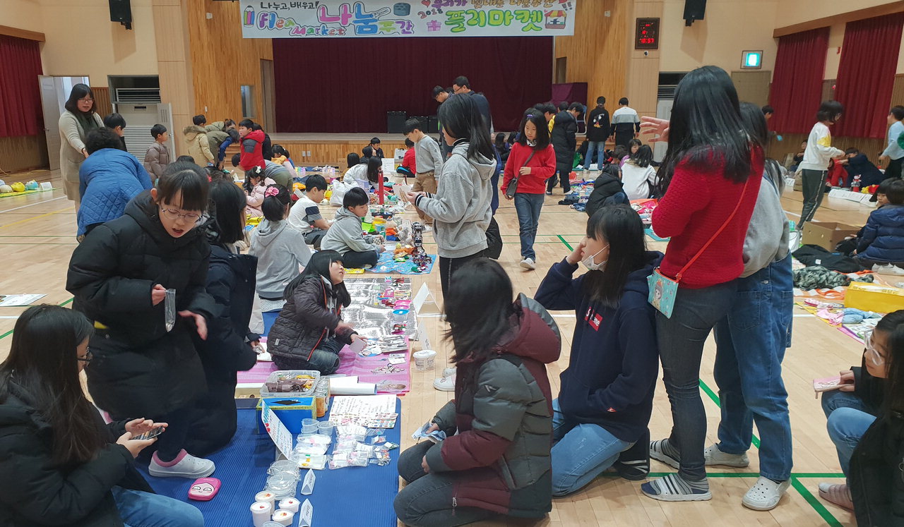 나눔 플리마켓에 참여한 용문초 학생들이 물건을 사고 팔며 기부금을 마련하고 있다. / 금산교육지원청