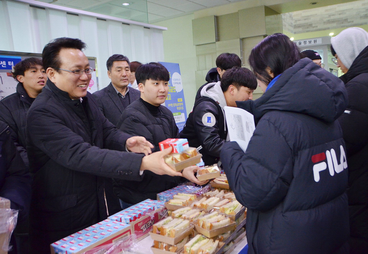 손석민 총장이 10일 학생들에게 간식을 나눠주고 있다. / 서원대학교 제공