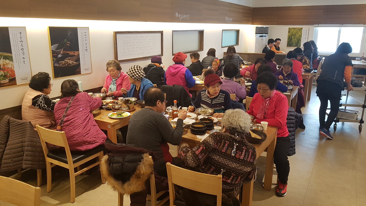 청주시 흥덕구 '대산보리밥'은 11일 식사 해결에 어려움이 있는 복대2동 지역의 독거어르신 20여 명에게 정성스럽게 준비한 보리밥정식을 제공했다. / 청주시 복대2동