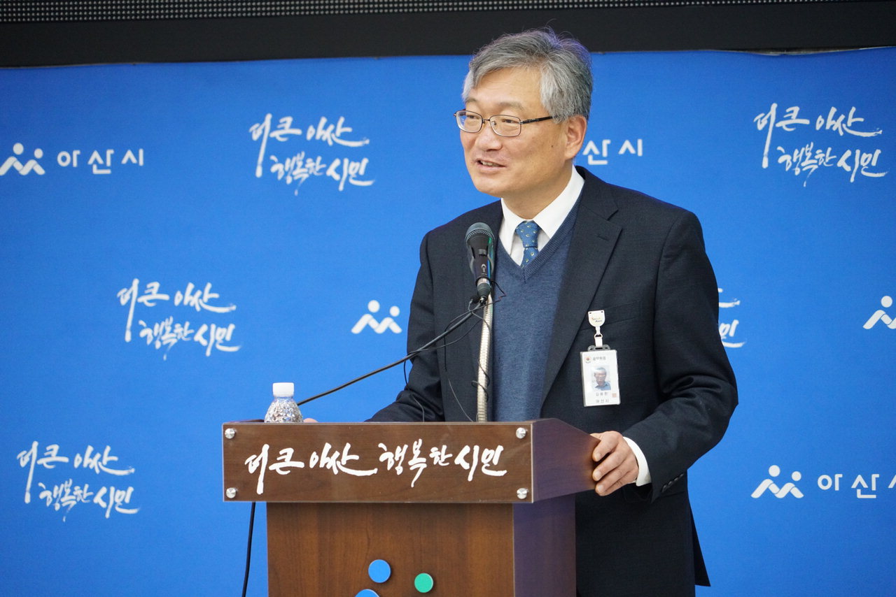 김용한 아산시 자치행정국장이 정례브리핑에서 2019년 상반기 조직 개편안을 발표하고 있다. /아산시