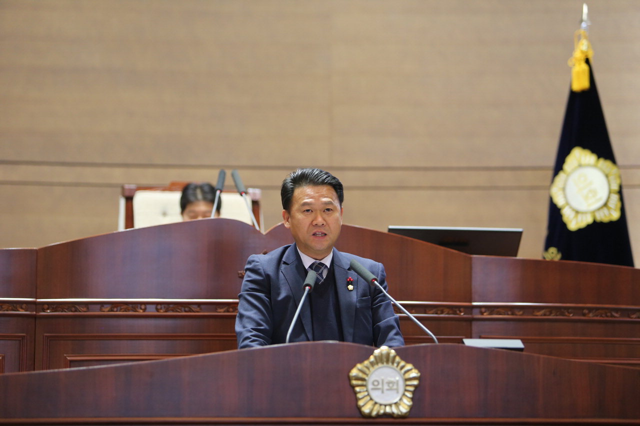 권오중 천안시의원이 5분 발언을 통해 소상공인과 지역경제 활성화 대책을 요구하고 있다. / 천안시의회