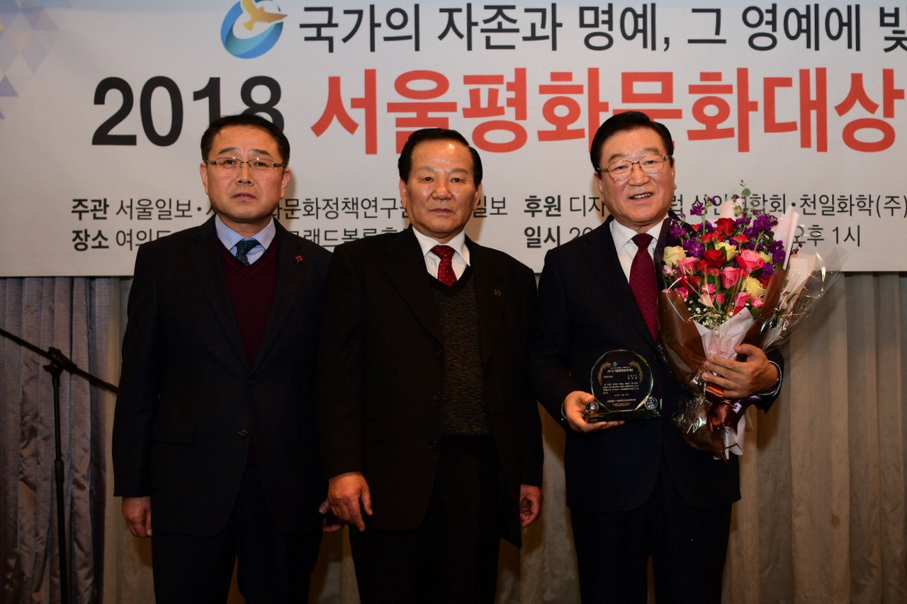 홍성군은 지난 14일 서울 여의도 켄싱턴 호텔에서 열린 2018년 서울평화문화대상 지방자치단체 부문에서 대상 수상의 영예를 안았다. / 홍성군