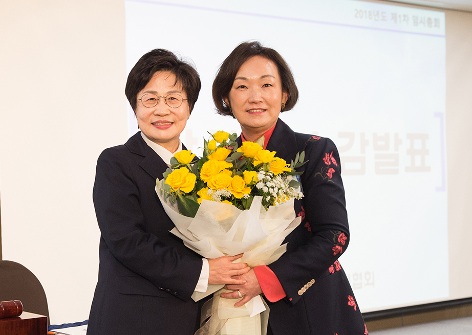 한무경 한국여성경제인협회 제8대 회장이 정윤숙 제9대 회장 당선인(사진 왼쪽)에게 축하 꽃다발을 전달해주고 있다. / 여성경제인협회 충북지회 제공