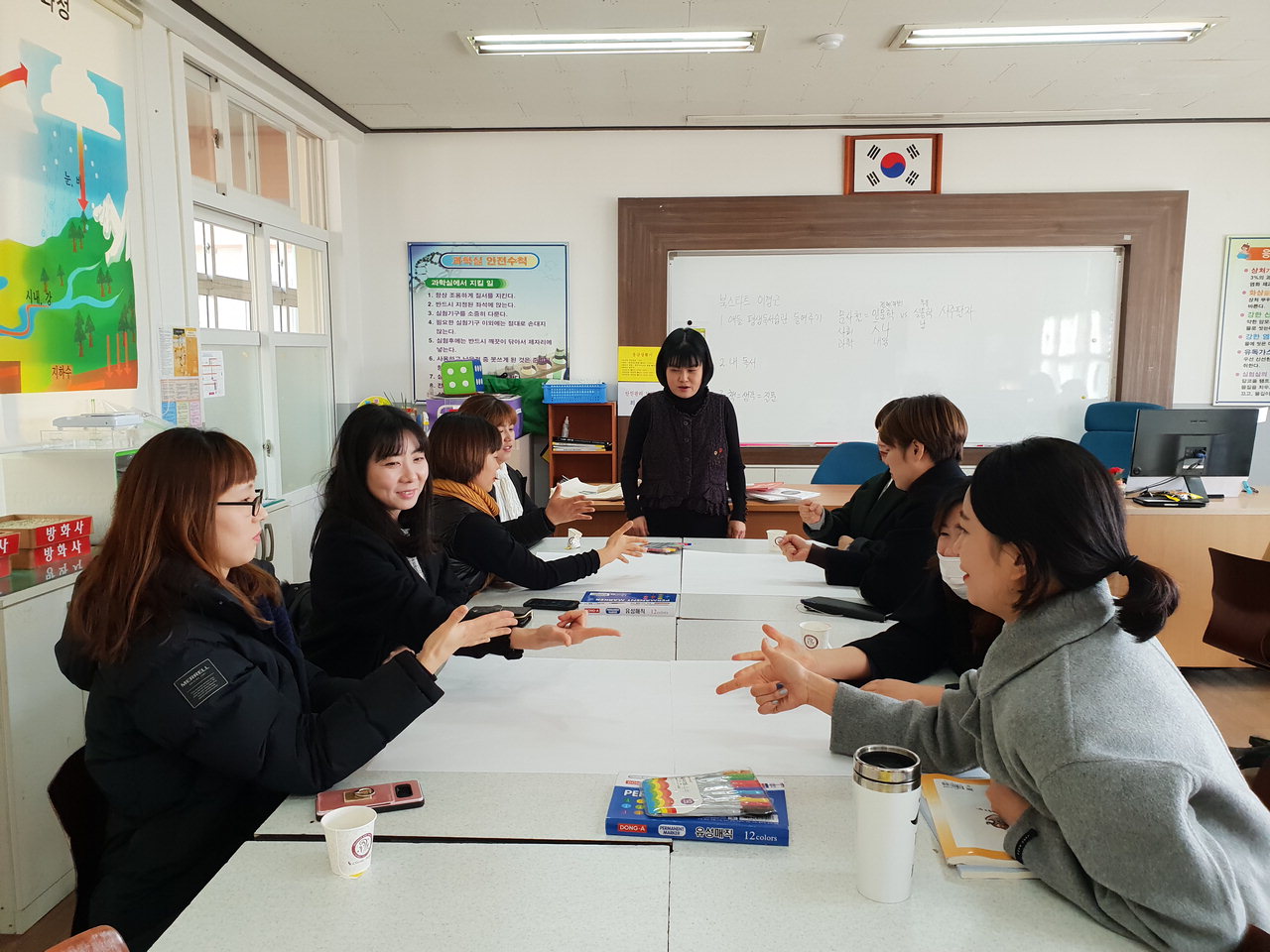 진천군 문상초등학교 학부모들이 18일 학부모 교육에서 독서 토론을 벌이고 있다. / 진천교육청 제공