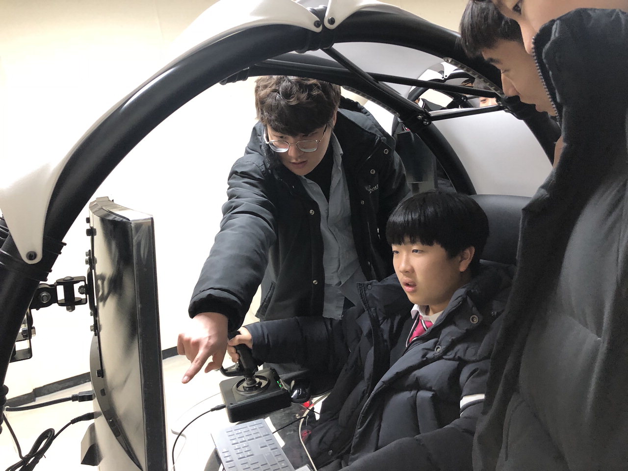 청주대 항공학부 멘토들이 용성중 멘티들에게 항공시뮬레이션에 대해 설명하고 있다. / 한국항공소년단충북연맹