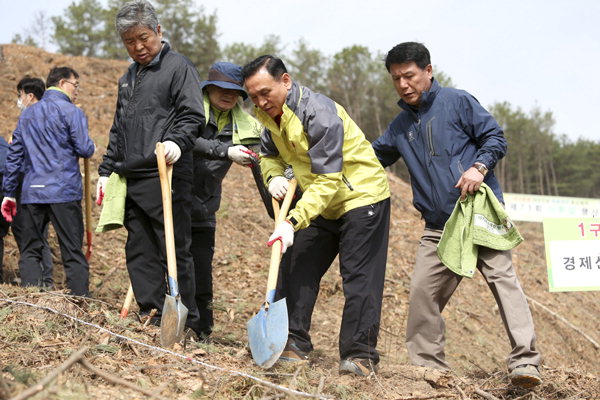 천안시는 민선 7기 공약 사업은 500만 그루 나무심기 프로젝트를 추진하고 있지만 준비 부족으로 졸속 행정이라는 지적을 사고 있다. 사진은 구본영 천안시장이 식목일 행사에서 나무를 심고 있는 모습.
