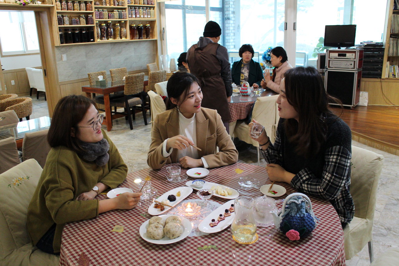 주민들이 호구디저트카페에서 달콤하고 따끈따끈한 겨울 간식 '호구빵'을 먹으며 담소를 나누고 있다. / 영동군