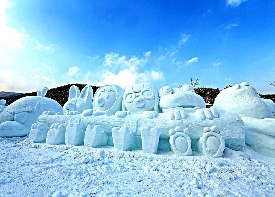 청양 알프스 마을에서 열리는 얼음분수 축제 캐릭터 눈조각