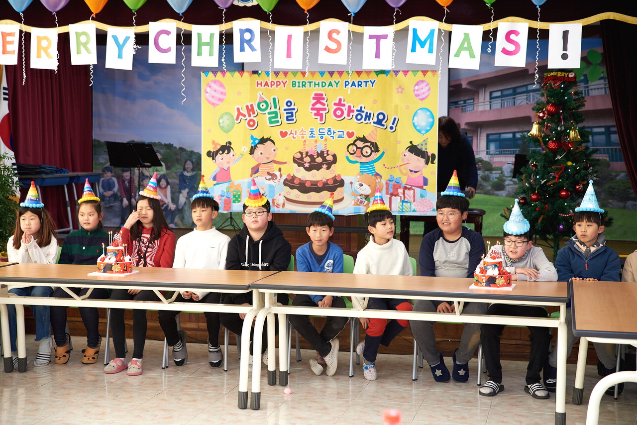 청주 신송초등학교가 지난 24일 친구사랑 생일파티 겸 크리스마스 감사축제를 열고 있다. / 신송초등학교