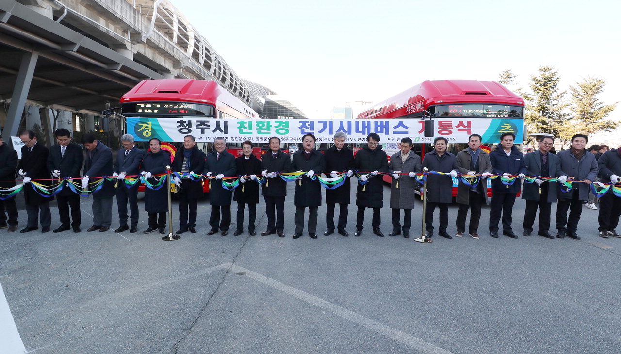 충북 최초로 우진산전에서 제작한 전기시내버스가 오송역에서 청주공항 구간을 운행하는 등 6대의 전기시내버스가 투입됐다.