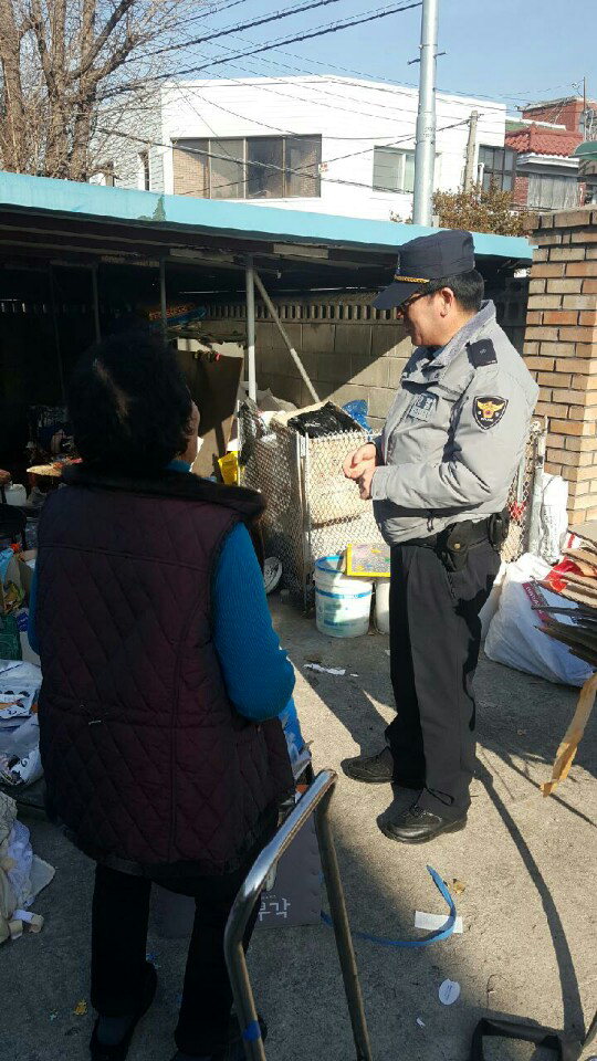 원성파출소 직원들이 생활현장을 직접 찾아가는 순찰활동을 펼치고 있다. / 천안동남경찰서