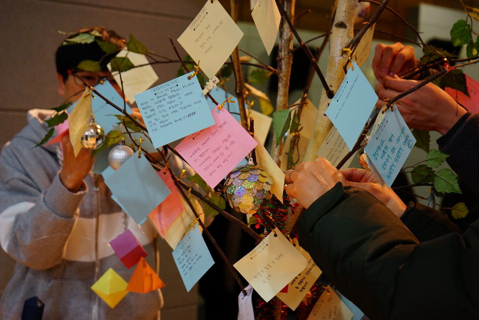 청주시문화산업진흥재단 직원들이 소망나무에 희망 메시지를 달고 소원을 빌었다.
