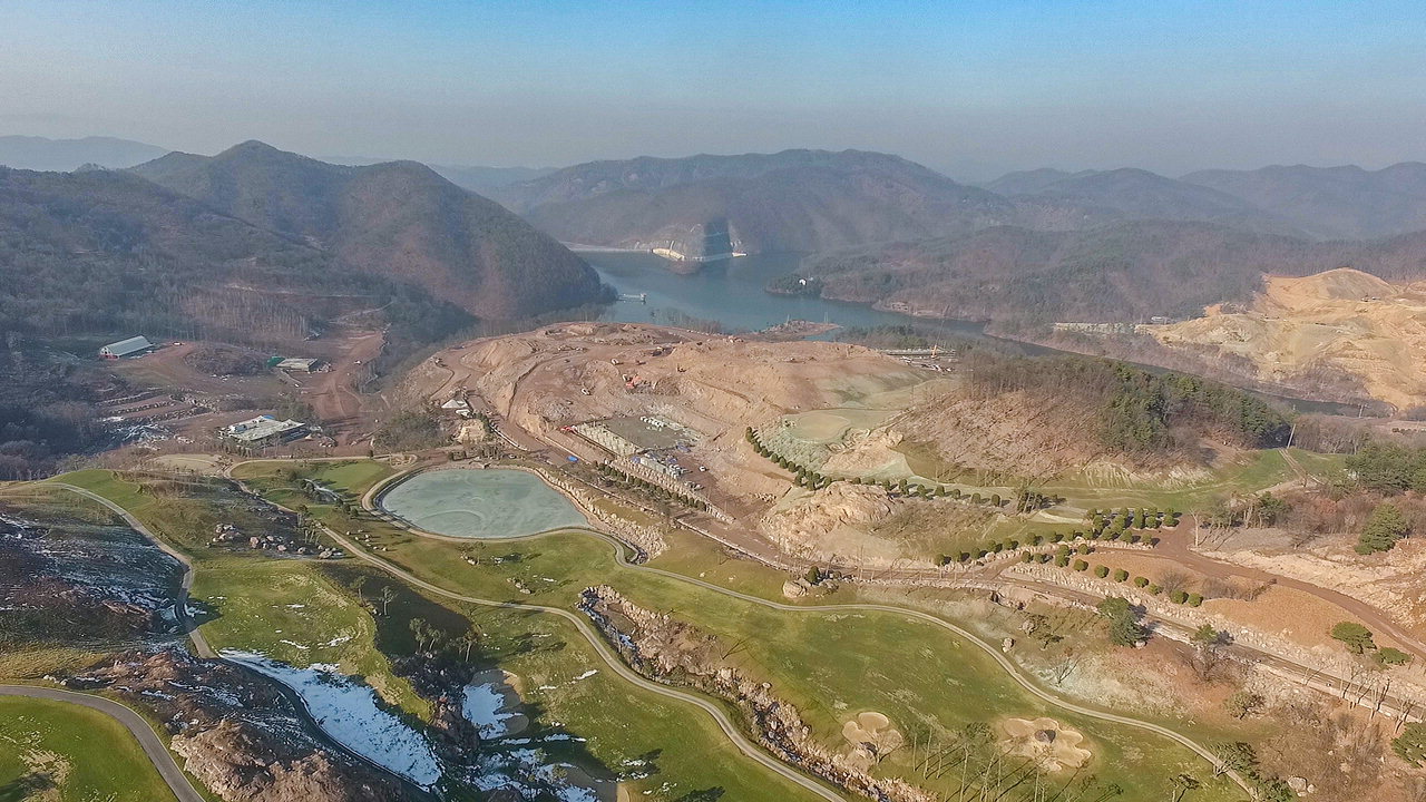 충북에서 최초로 관광단지로 지정된 증평에듀팜특구 조성사업이 1월 현재 공정률 40％를 보이고 공사가 한창이다. / 증평군