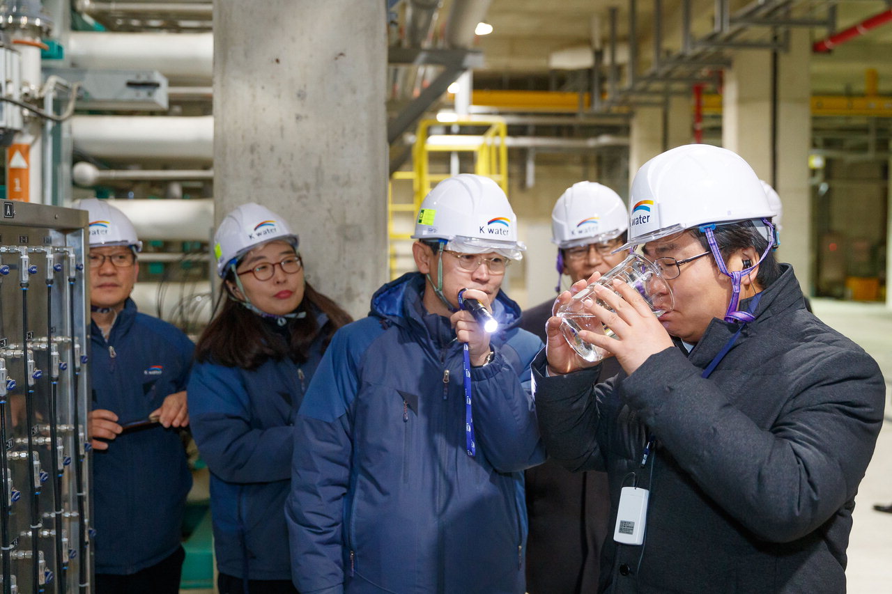 오세현 아산시장이 RO시설을 통해 생활오수에서 초순수로 정수 처리된 물을 직접 마셔보고 있다. / 아산시