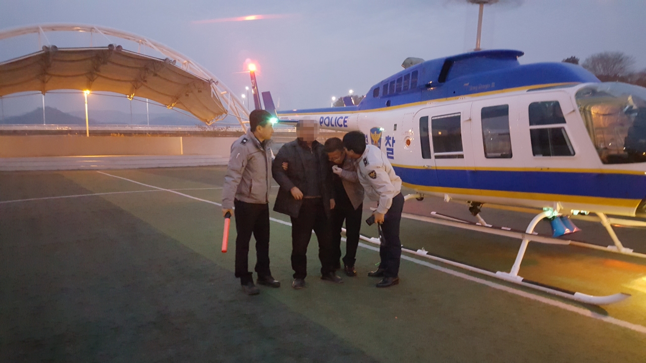 충북지방경찰청항공대가 지난 11일 70대 치매노인을 공중수색을 통해 구조했다. / 충북경찰청 항공대