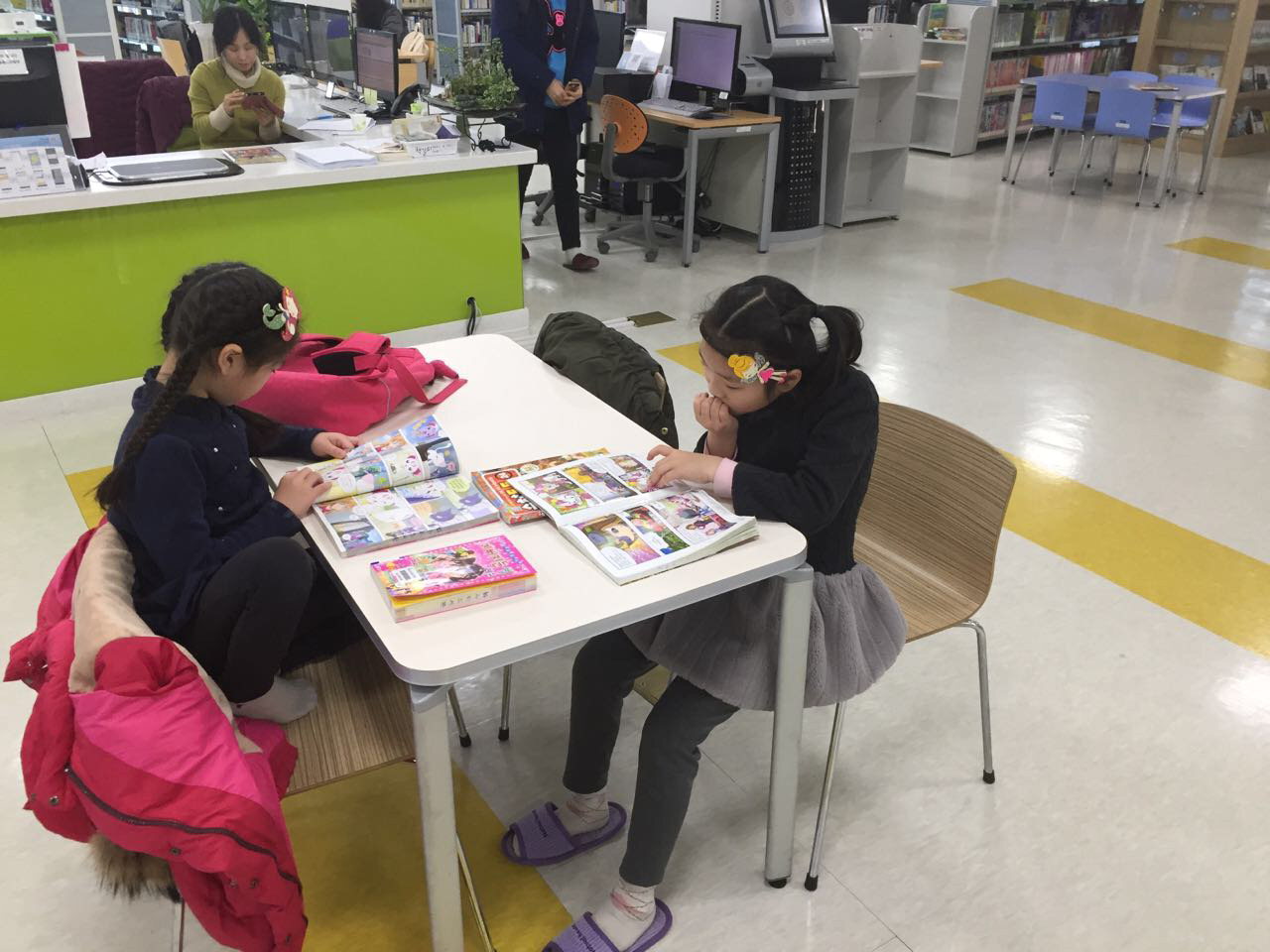 어린이들이 다누리도서관에서  책읽는 모습/단양군 제공
