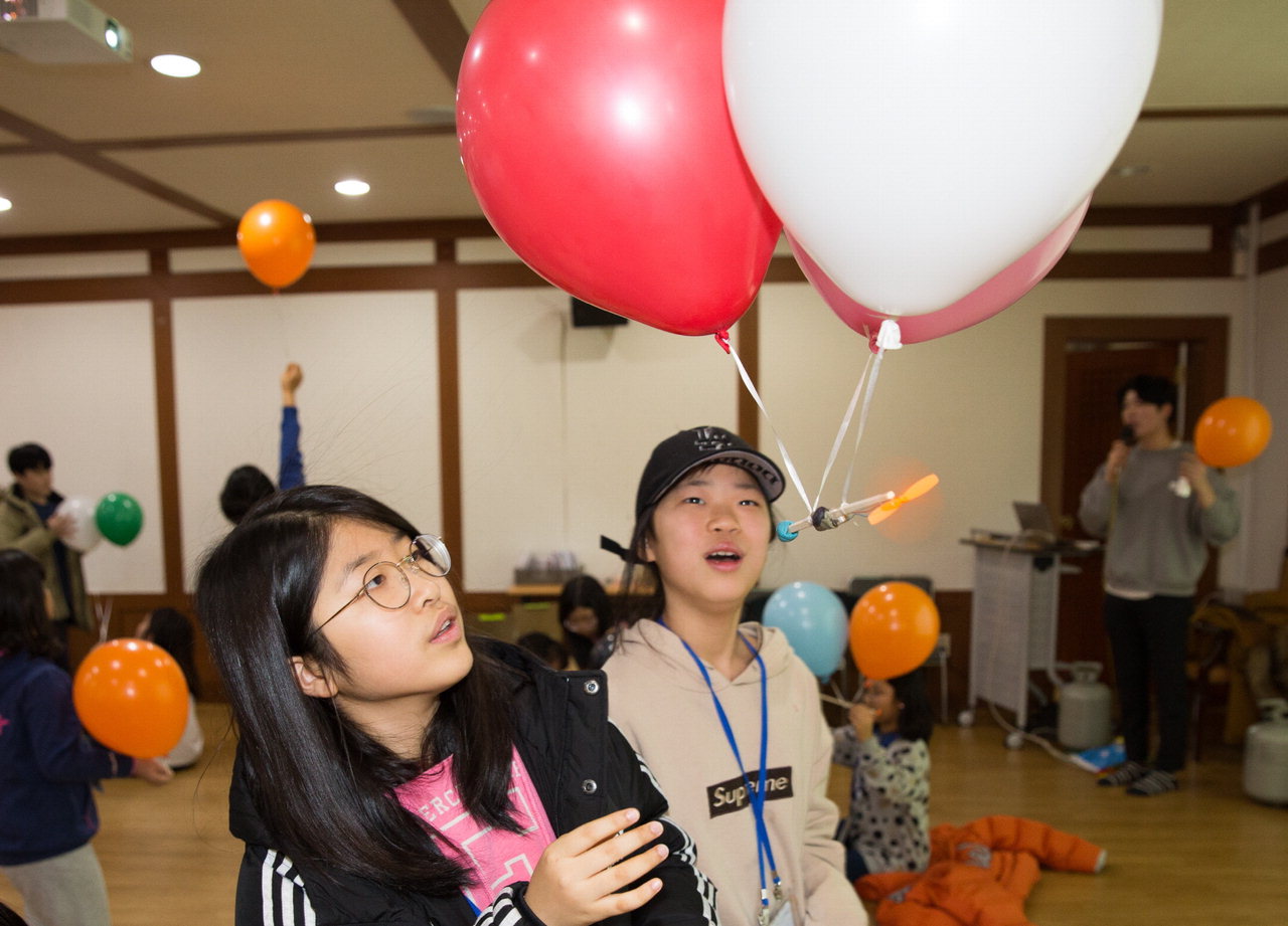 헬륨가스를 이용한 비행선 만들기 프로그램에 참여한 초등학생들이 관심있게 과정을 지켜보고 있다. 국립청소년수련원 제공