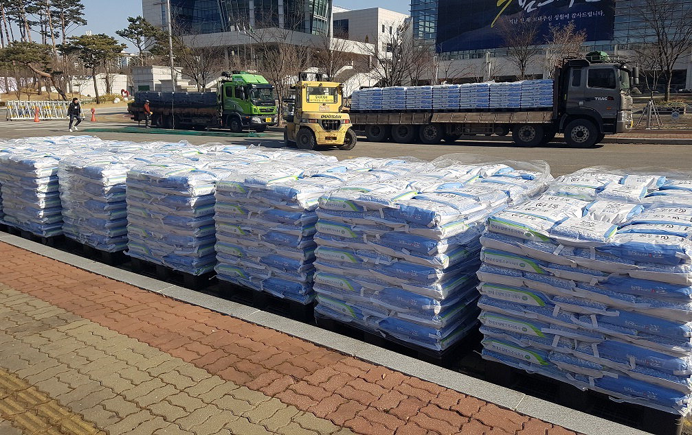 현대오일뱅크가 18일 설 명절을 앞두고 지역사회 어려운 이웃을 돕기 위한 쌀 3810포(10kg, 1억원 상당)를 천안시에 전달한 모습. /천안시 제공