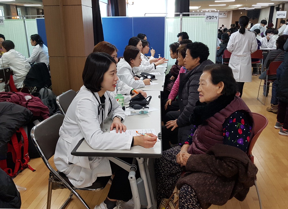 MS의료봉사단이 서산 수석동주민센터에서 진행한 사랑의 의료봉사 진행 모습