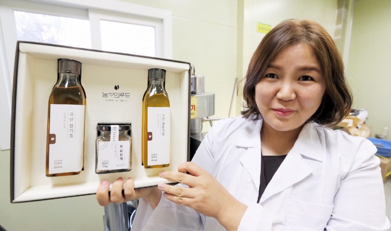김현주 농부인푸드 대표가 자사 착유기술로 생산한 참기름 제품을 들고 미소를 짓고 있다. /신동빈