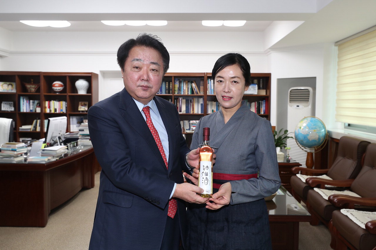 청주신선주 이수자 박준미 씨는 처음 출시한 기념으로 21일 청주시청을 찾아 한범덕 청주시장에게 청주신선주 약주를 전달했다.