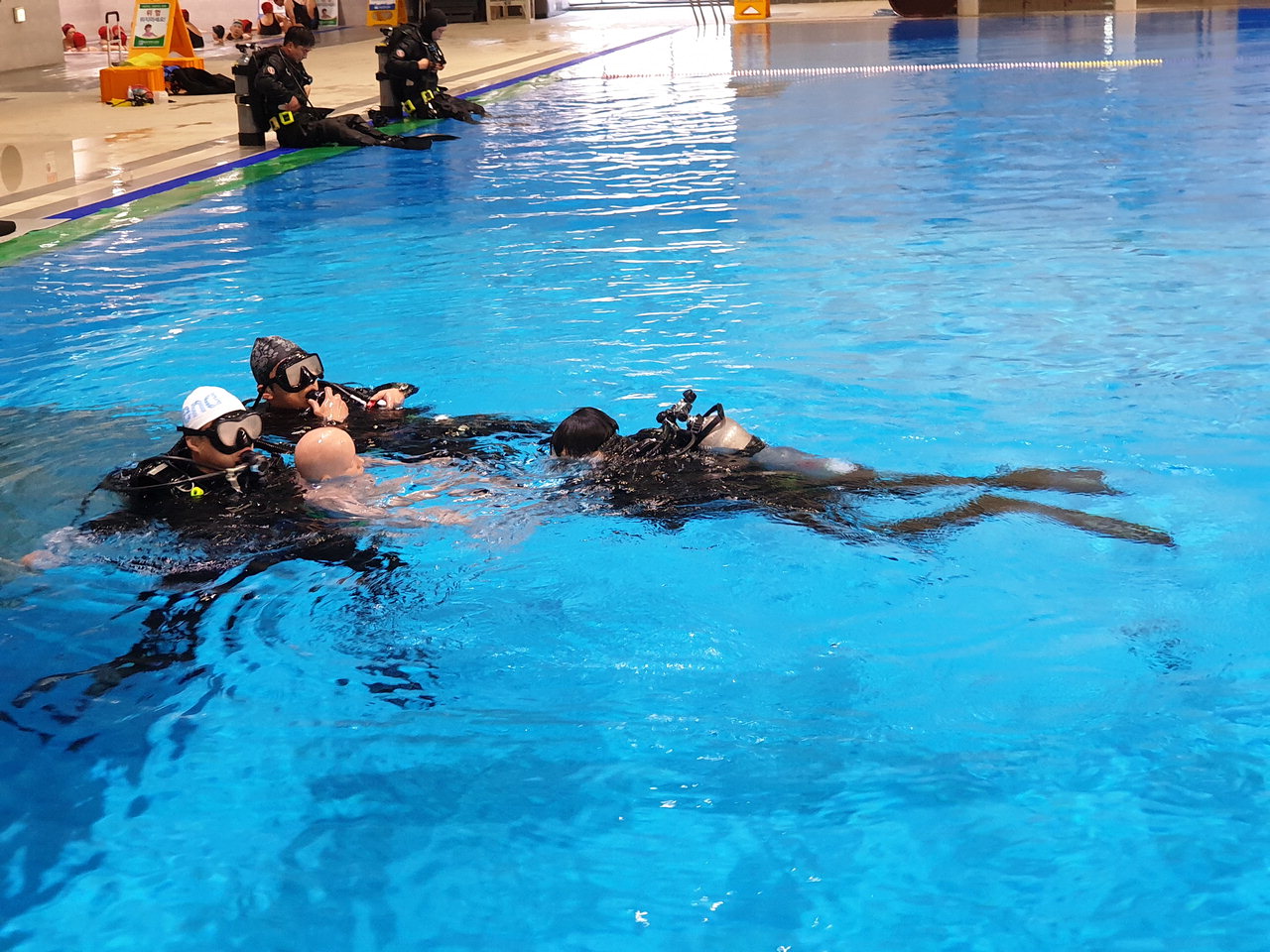 22일 옥천소방서는 대전 용운국제 수영장에서 동계 인명구조 기술 향상을 위한 수난구조 훈련을 실시했다. / 옥천소방서 제공