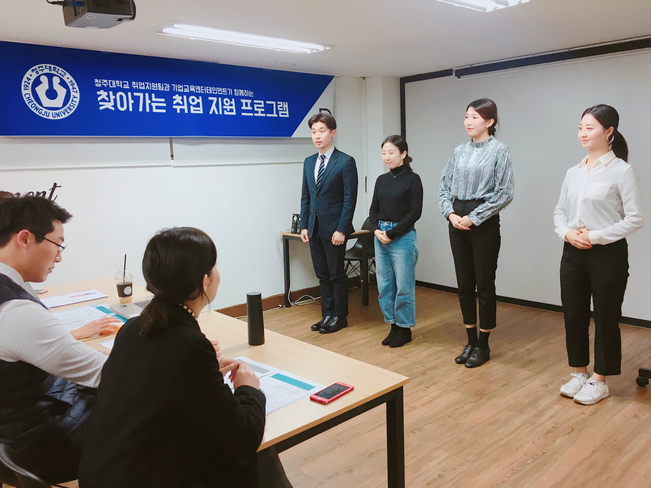 청주대가 지난 18일 서울시 강남구에서 진행한 '찾아가는 취업지원' 프로그램에 참가한 학생들이 1:1 맞춤 취업 지원을 받고 있다. / 청주대학교 제공