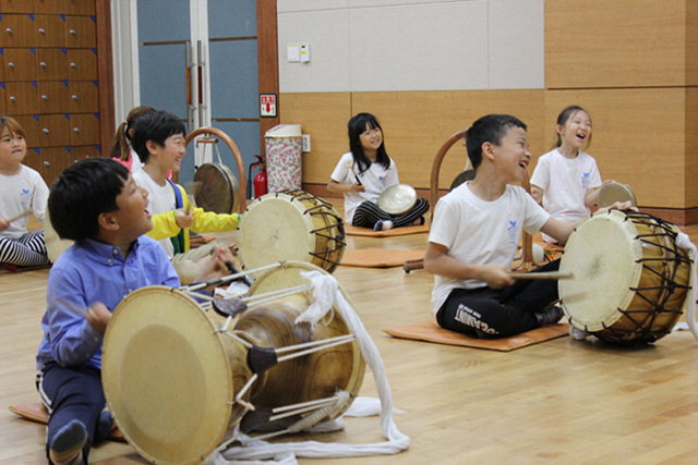 충북도교육청청소년국악관현악단이 오는 3월 창단된다. 국악배우는 아이들. / 충북도교육청 제공