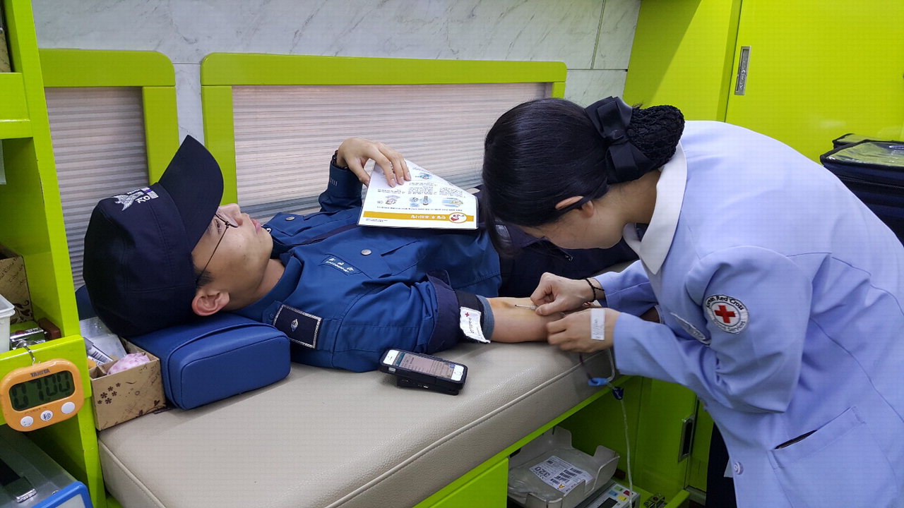 24일 충북지방경찰청 소속 경찰관들이 동절기 혈액수급을 위해 헌혈을 하고 있다. /충북혈액원 제공