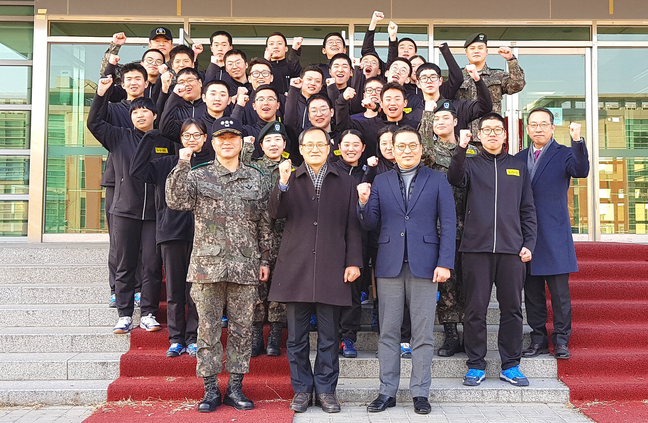 호서대학교 (부총장 김민철, 가운데)은 동계입영훈련 중인 ROTC 후보생들을 격려하고, 훈련목표 달성의 의지를 되새기는 시간을 가졌다.