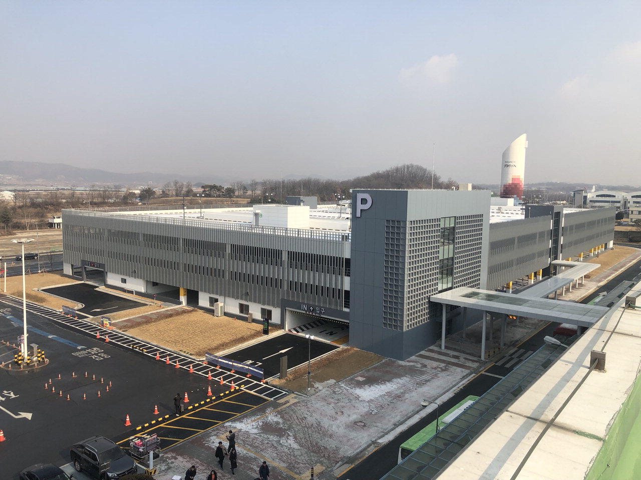 한국공항공사 청주지사는 청주국제공항 주차빌딩 신축공사를 완료하고, 국토교통부 준공 승인 절차를 걸쳐 29일부터 주차빌딩을 운영한다.