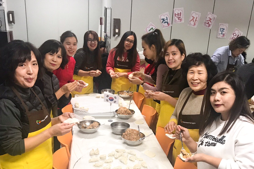 증평지역 다문화가정 이주여성들이 29일 설 명절 음식 만들기 행사에서 한국 만두와 베트남 만두를 만들고 있다./증평군 제공