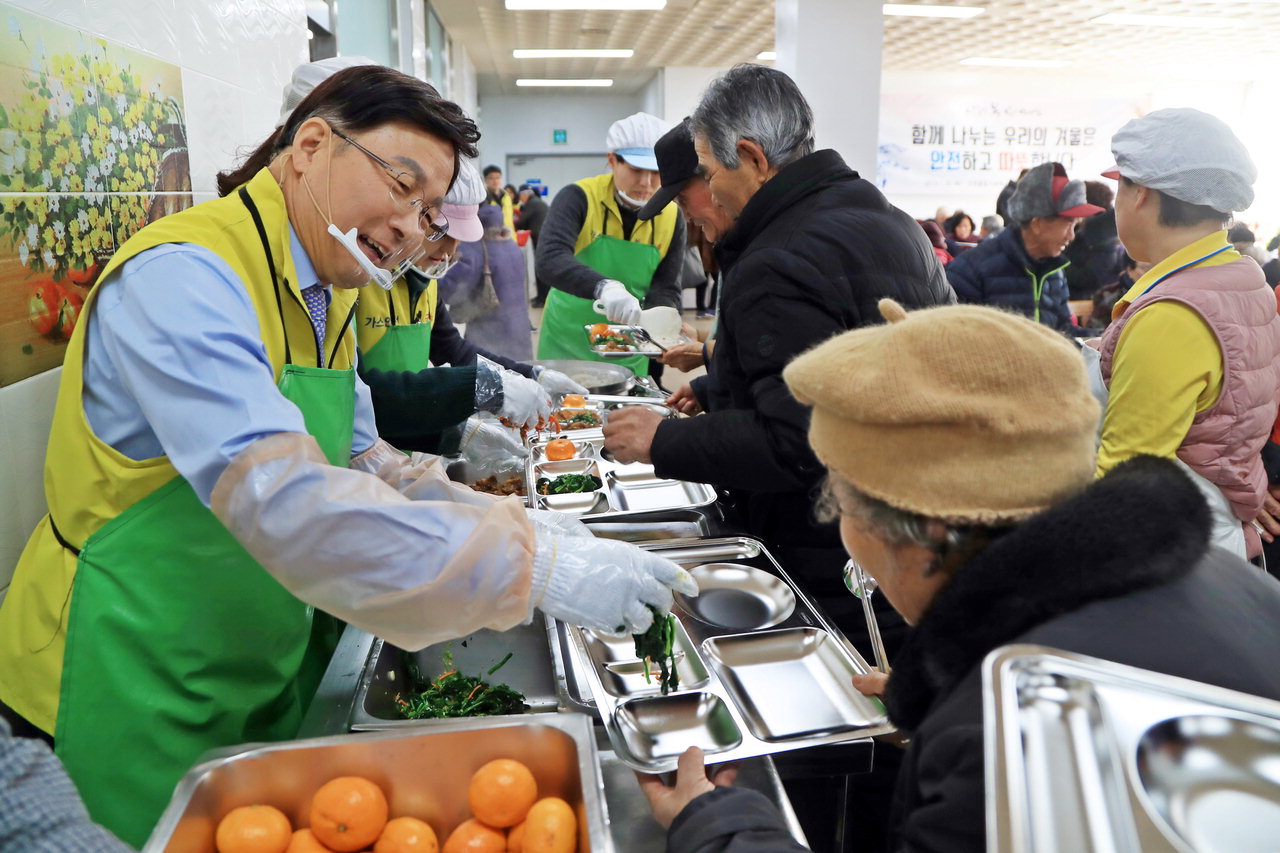 김형근  한국가스안전공사 김형근 사장(왼쪽)과 직원들이 어르신들에게 점심을 배식하고 있다./공사 제공