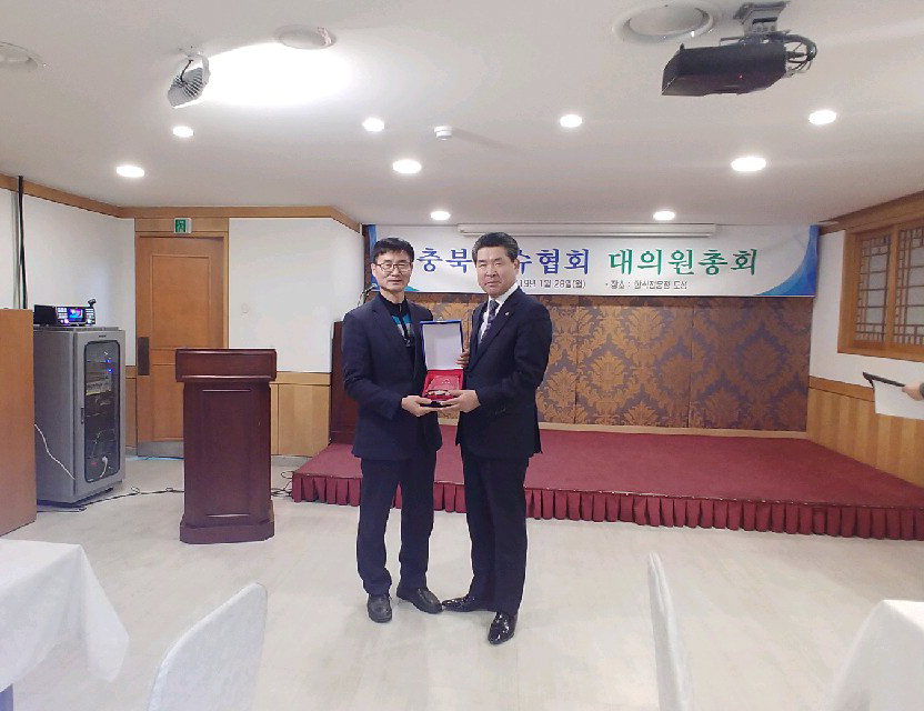 정희석 탑대성동장이 지난 28일 충청북도우슈협회로부터 감사패를 받았다.