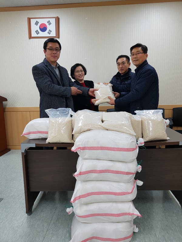 도담동지역사회보장협의체는 대전 유성구에서 손수밥상을 운영하고 있는 정계환 대표로부터 사랑의 쌀(5㎏) 40포를 전달받았다. / 세종시