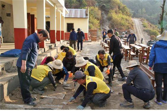 네팔 찬드라데비 초등학교에서 교육봉사활동을 펼치고 있는 충남교육청 교육봉사단