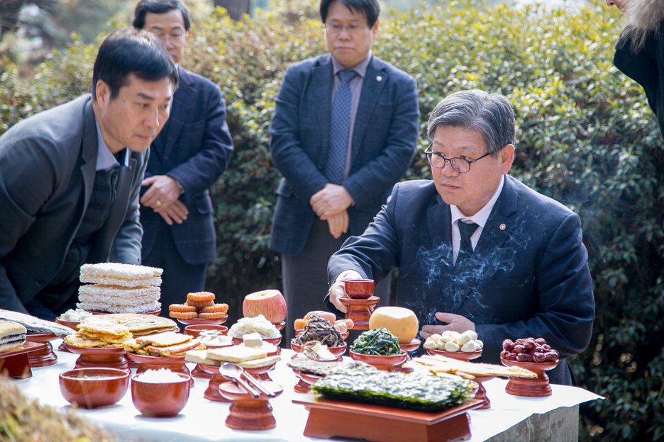 김수갑 총장이 30일 교육독지가의 묘소를 찾아 차례를 지내고 있다.  / 충북대학교