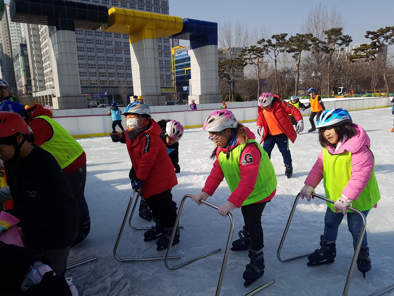 천안시체육회가 총 872명의 아동에게 천안시종합운동장 내 스케이트장에서 동계스포츠체험 프로그램을 무료로 운영하고 있다. /천안시 제공