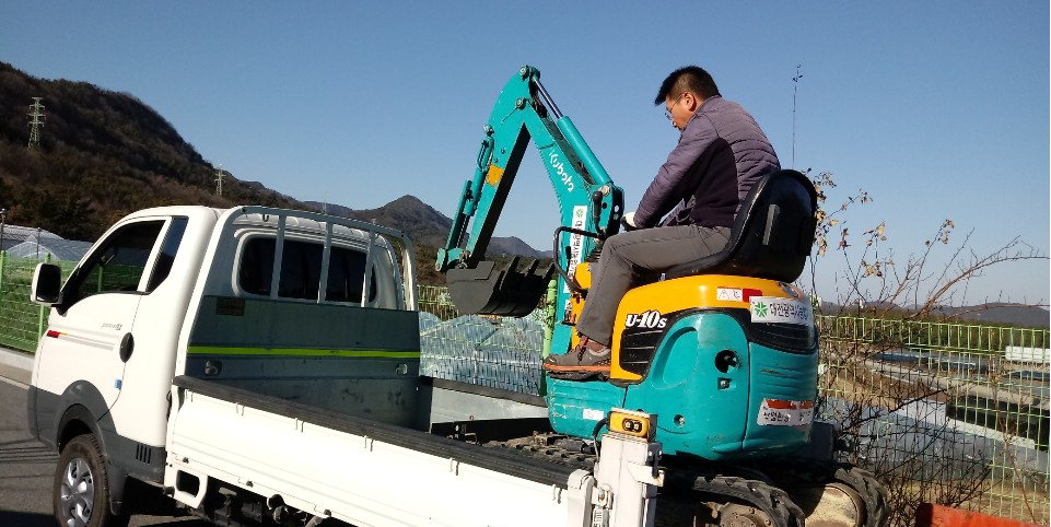 대전시 농업기술센터는 이달부터 운송차량이 없는 농업인을 위해 임대장비 운송비를 지원한다. / 대전시