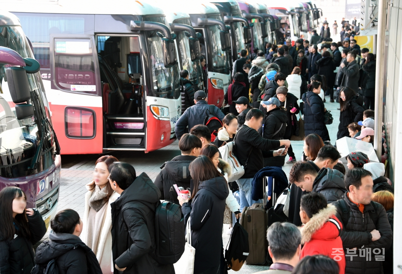 민족명절인 설 연휴 마지막 날인 6일 일상으로 돌아가는 사람들이 청주 시외버스터미널 승차장에서 버스를 기다리고 있다. / 김용수
