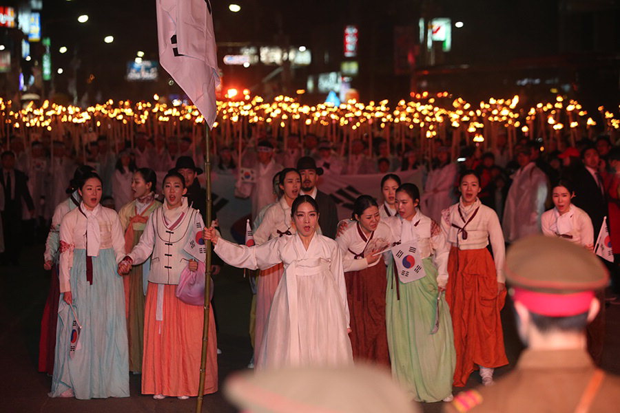 아우내 봉화축제에서 유관순 열사의 독립만세운동이 재현되고 있다. 천안시