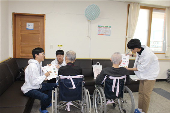 충북도광역치매센터가 7일 충북대병원 충북광역치매센터 세미나실에서 2018년  '청소년 기억지키미' 수료식을 개최한 가운데  이날 총 48명의 활동가 중 24명이 수료했다.