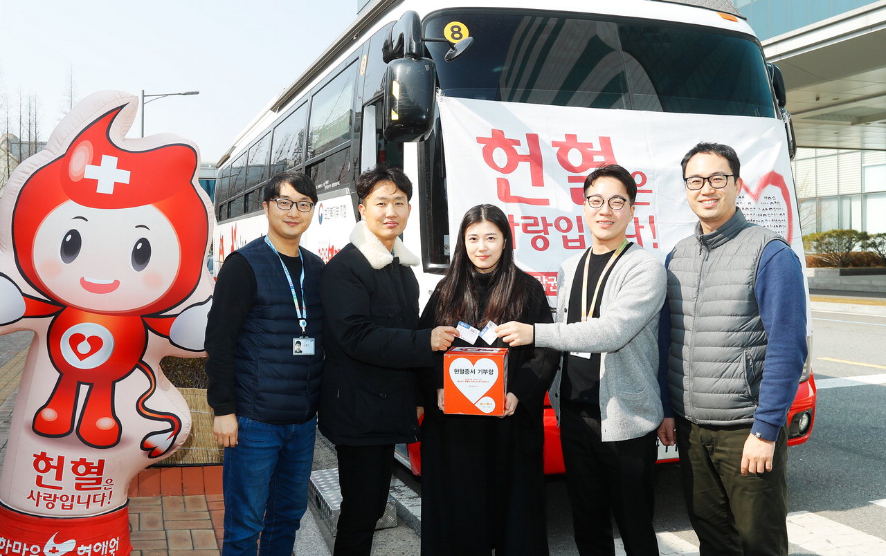삼성디스플레이 아산캠퍼스에서 열린 '사랑의 헌혈 캠페인'에 참여한 직원들이 헌혈증을 기증하고 있다.