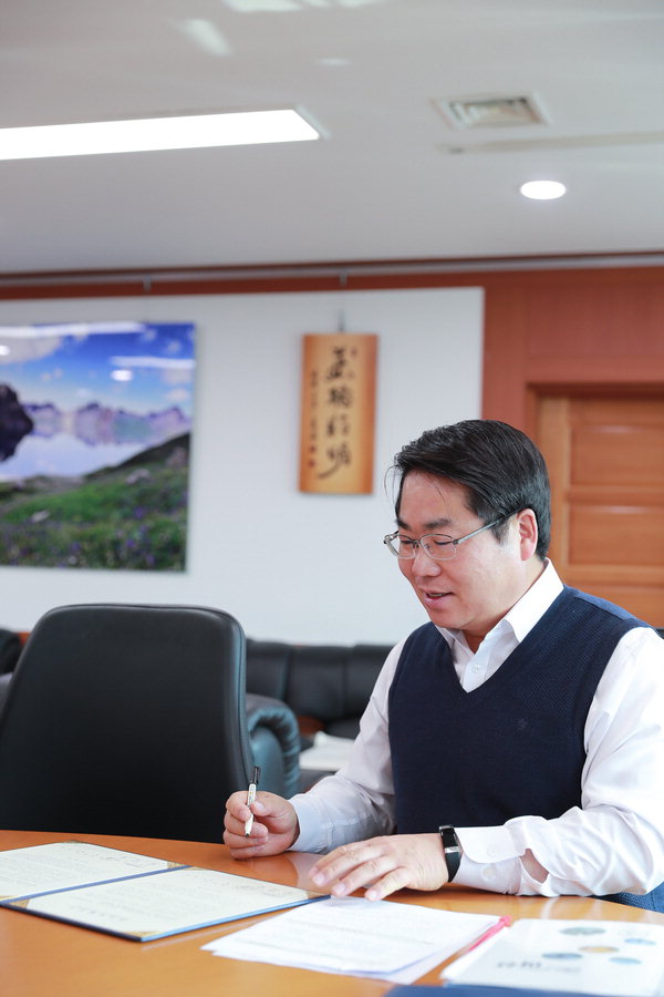 투자양해각서에 서명하는 오세현 아산시장