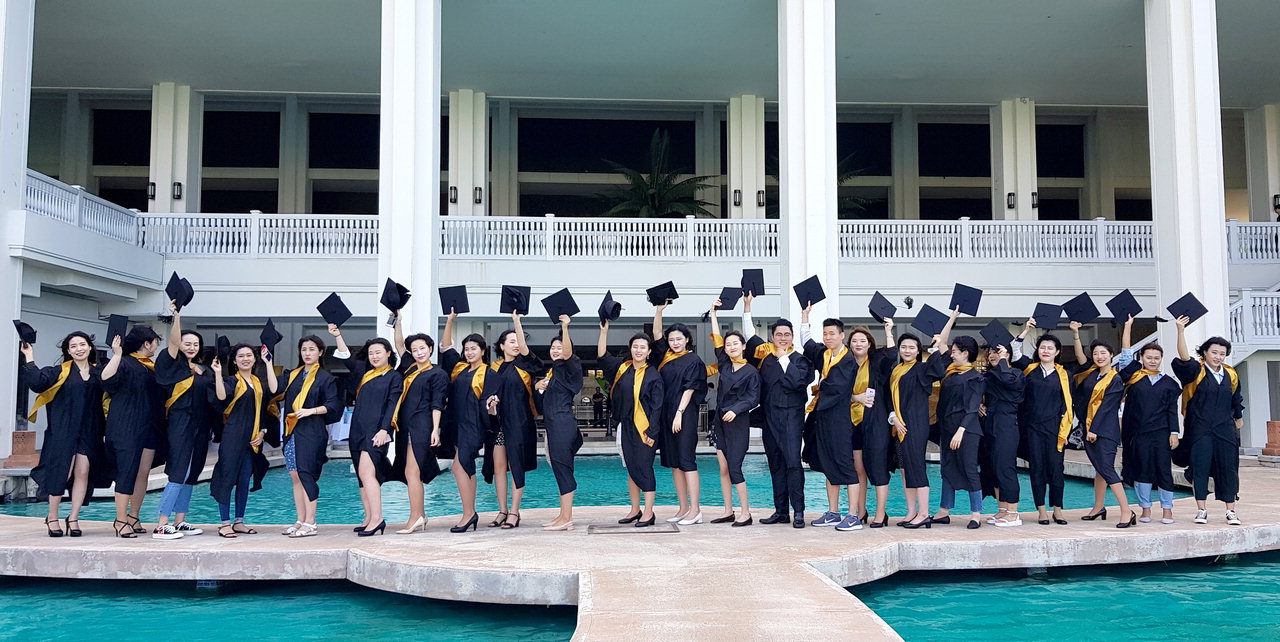 졸업생들이 괌 쉐라톤 라구나 호텔에서 졸업 기념촬영을 하고 있다./ 백석대 제공