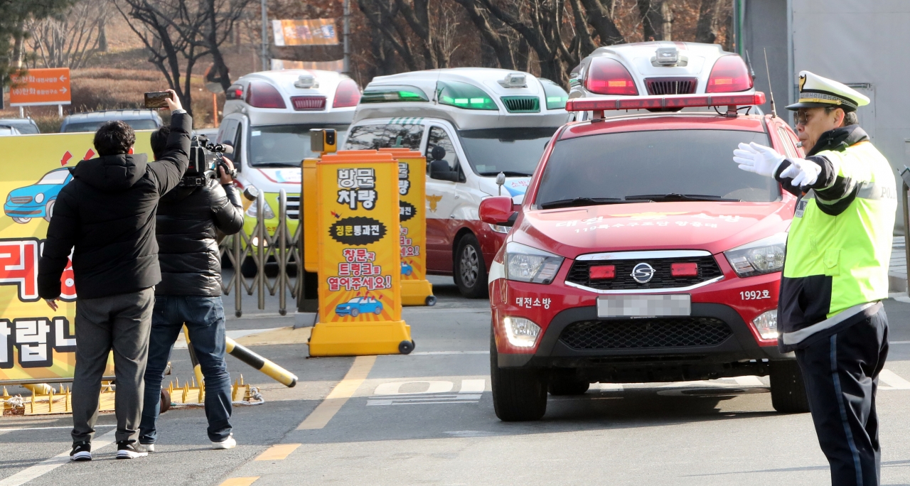14일 오전 폭발 사고가 발생해 사상자가 발생한 대전 유성구 한화 대전공장에서 119구급차량이 줄지어 나오고 있다.