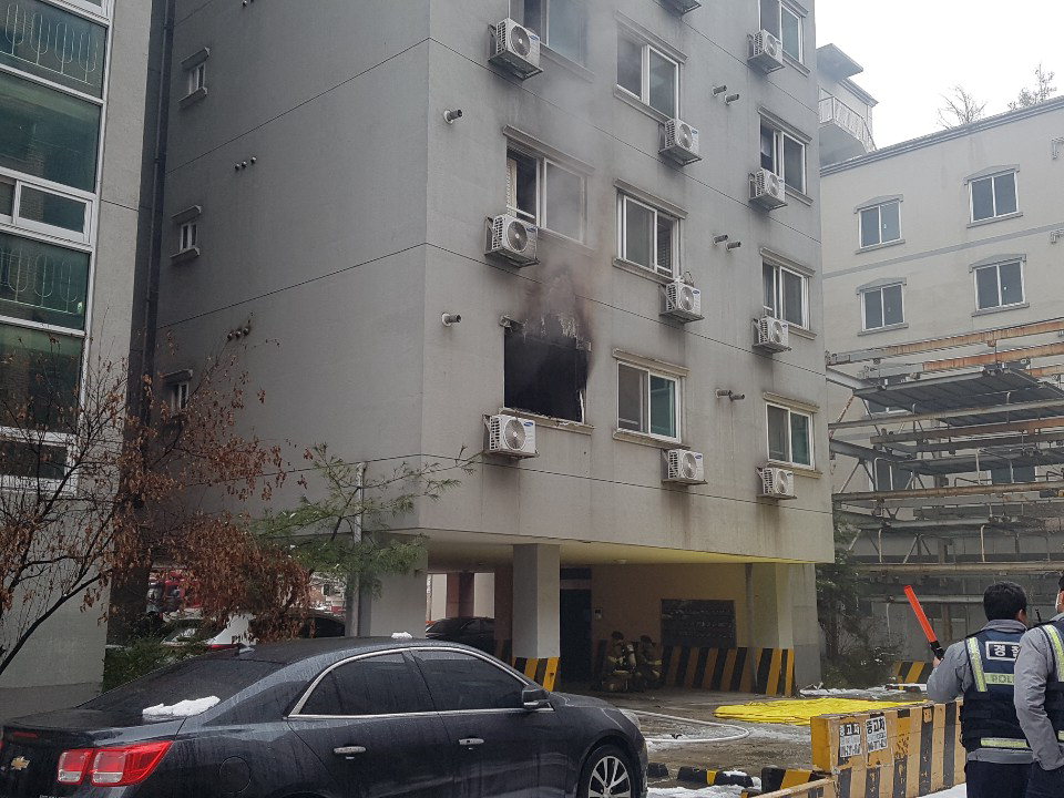 천안 두정동의 한 원룸 2층에서 불이 난 가운데 이 건물에 입주한 5명이 연기 흡입으로 부상을 입었다.