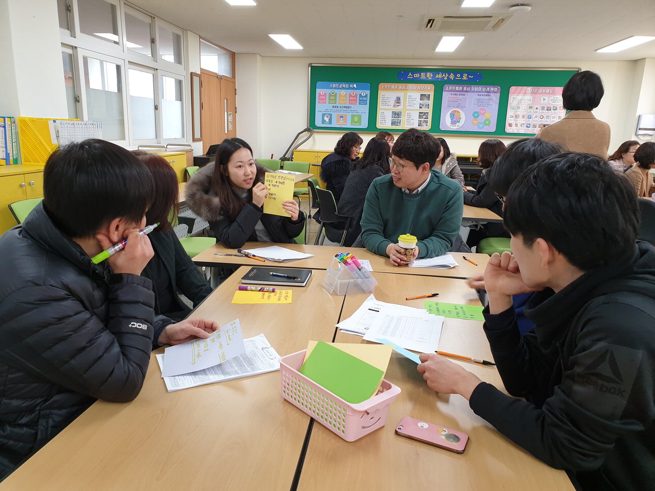 장야초등학교는 19일 새 학기를 맞아 새로운 전입 교원과 함께 교육과정 워크숍을 진행했다. / 장야