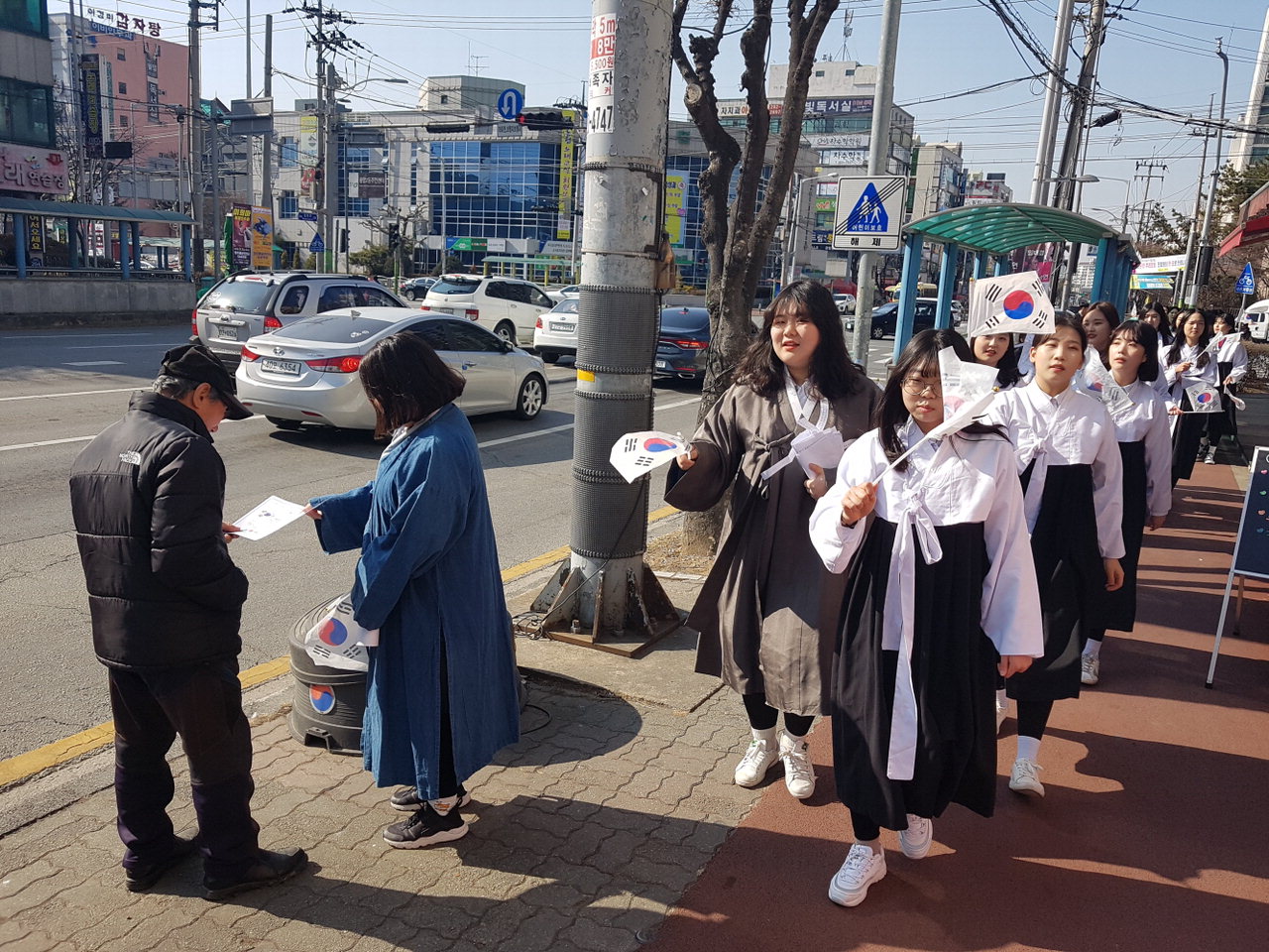 청주 상당고 학생들은 안중근 의사 사형선고일인 지난 14일 거리 캠페인을 진행했다. / 충북도교육청